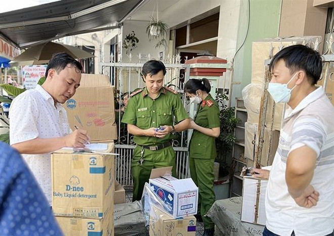 Phát hiện số lượng lớn hàng hóa nhãn hiệu nước ngoài, nghi nhập lậu ảnh 1