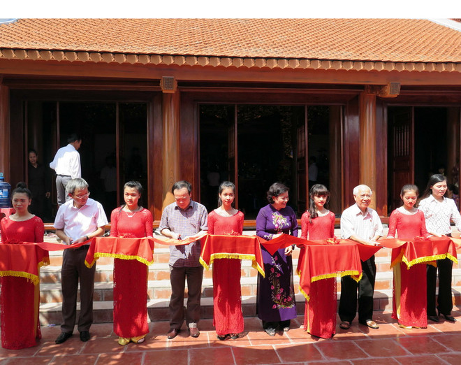 Lễ cắt băng khánh thành miếu thờ Chúa Bầu. (Ảnh: Quang Đán/TTXVN) Bảo tồn, phát huy giá trị Khu di tích quốc gia Thành nhà Bầu ảnh 1