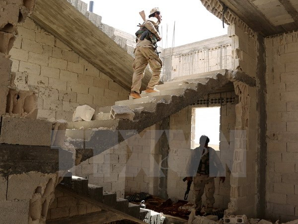 Binh sỹ Syria làm nhiệm vụ tại khu vực ngoại ô Manbij, Aleppo ngày 15/6. (Nguồn: AFP/TTXVN) Nga-Mỹ bàn cách tránh các "sự cố" không kích phe đối lập Syria ảnh 1