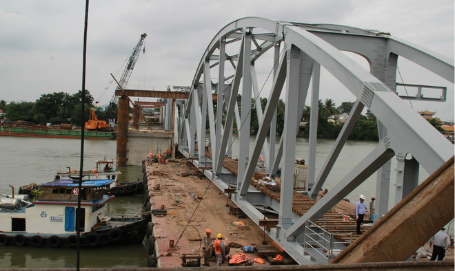 Hoàn thành đưa 3 nhịp cầu Ghềnh cố định trên giàn giáo tạm ảnh 1