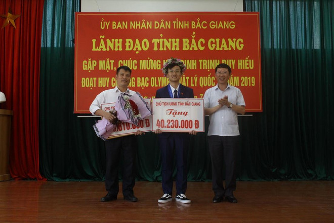 Bắc Giang khen thưởng học sinh đoạt huy chương bạc Olympic Vật lý ảnh 1