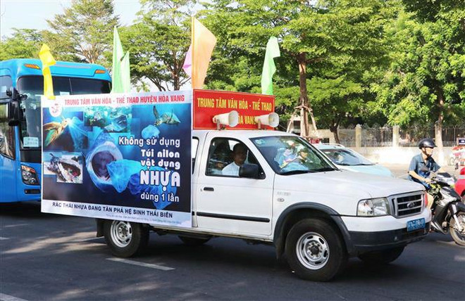 Xe lưu động tuyên truyền 'Nói không với rác thải nhựa' trên các tuyến đường tại Đà Nẵng. (Ảnh: Trần Lê Lâm/TTXVN) Việt Nam ưu tiên tham gia chương trình giảm thiểu chất thải nhựa ảnh 1