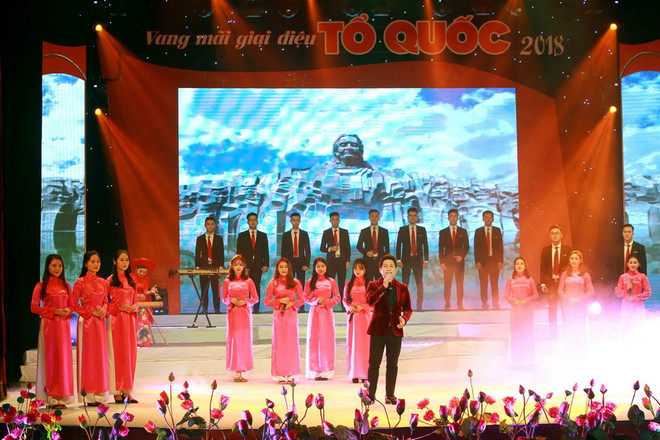 Chủ tịch nước dự chương trình nghệ thuật 'Vang mãi giai điệu Tổ quốc' ảnh 2