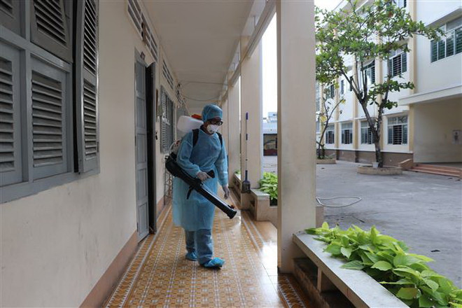 Phun thuốc tiêu độc, khử trùng trong lớp học và khuôn viên trường, đặc biệt là những nơi học sinh thường xuyên sử dụng. (Ảnh: Đức Hạnh/TTXVN) Điều chỉnh quy mô tổ chức các hoạt động đội do ảnh hưởng dịch COVID-19 ảnh 1