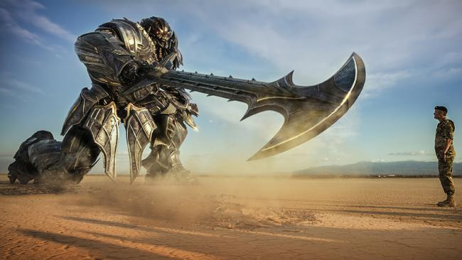 Cảnh trong phim bom tấn 'Transformers: The Last Knight.'(Nguồn: AP) "Transformers 5" mở màn chậm chạp nhưng vẫn đứng đầu Bắc Mỹ ảnh 1
