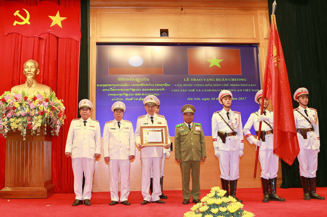 Bộ Công an đón nhận Huân chương Phát triển do Lào trao tặng ảnh 1