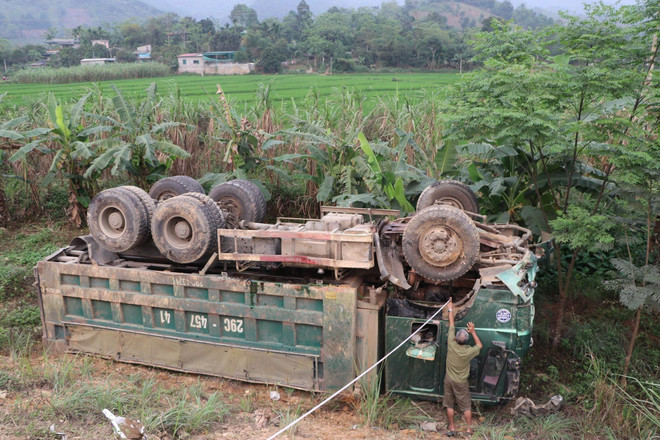 Xe tải lật ngửa sau khi va chạm với ôtô con, 3 người thương vong ảnh 1
