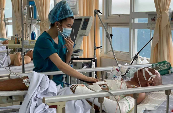 Bệnh nhân Trương Thanh Hòa đang được điều trị tại Bệnh viện đa khoa khu vực Long Khánh. (Ảnh: Lê Xuân/TTXVN) Cứu sống bệnh nhân bị đa chấn thương nặng do tai nạn giao thông ảnh 1