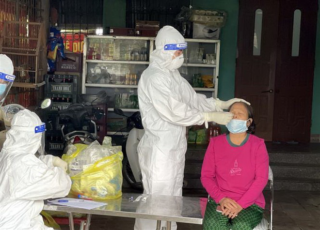Lấy mẫu xét nghiệm COVID-19 cho người dân xã Quang Trung, thị xã Bỉm Sơn, tỉnh Thanh Hóa. (Ảnh: Nguyễn Nam/TTXVN) Cả nước ghi nhận 3.168 ca mắc mới COVID-19 và 75 ca tử vong ảnh 1