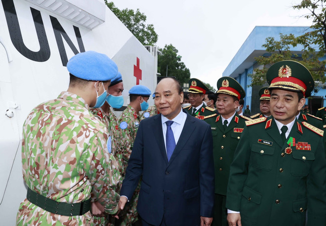 Chủ tịch nước Nguyễn Xuân Phúc với các sỹ quan tham gia lực lượng gìn giữ hòa bình Liên hợp quốc. (Ảnh: Thống Nhất/TTXVN) Chủ tịch nước: Từng bước mở rộng địa bàn tham gia gìn giữ hòa bình LHQ ảnh 1