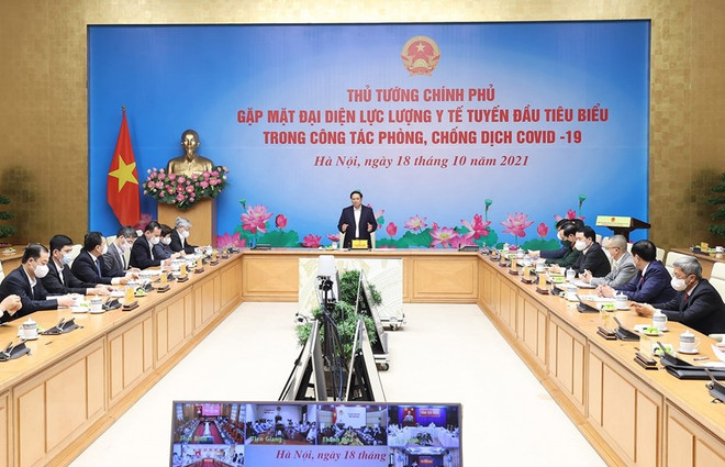 Thủ tướng Phạm Minh Chính đã gặp mặt, tuyên dương các thầy thuốc tiêu biểu, xuất sắc của ngành y tế, quân đội và công an trong công tác phòng, chống dịch COVID-19. (Ảnh: Dương Giang/TTXVN) Thủ tướng: Vai trò của lực lượng tuyến đầu còn rất nặng nề ảnh 1