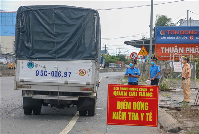 Một điểm dừng kiểm tra y tế ở Cần Thơ. (Nguồn: TTXVN) Cần Thơ chấn chỉnh việc thực hiện giãn cách xã hội theo Chỉ thị 16 ảnh 1