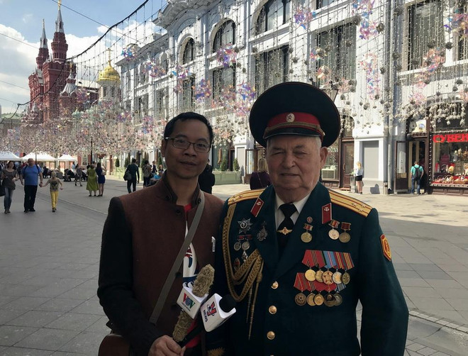 Phóng viên TTXVN chụp ảnh cùng Đại tá Liên Xô. (Nguồn: Vietnam+) Phóng viên hiện trường chia sẻ về lễ kỷ niệm Chiến thắng phátxít ảnh 1