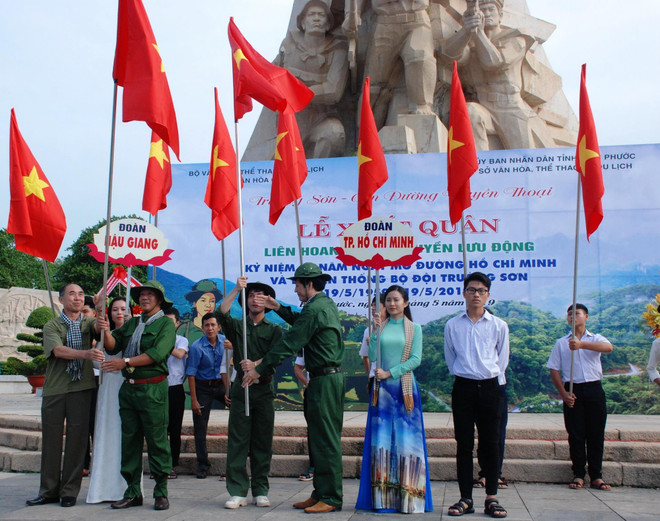 Xuất quân Liên hoan tuyên truyền lưu động về đường Trường Sơn ảnh 1