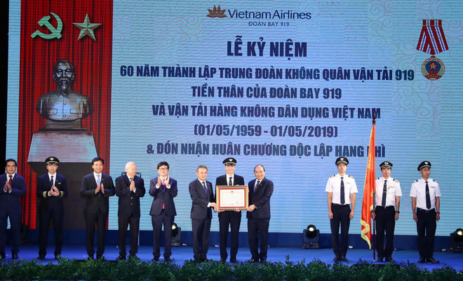 Thủ tướng Nguyễn Xuân Phúc dự Lễ kỷ niệm 60 năm thành lập Đoàn bay 919 ảnh 1
