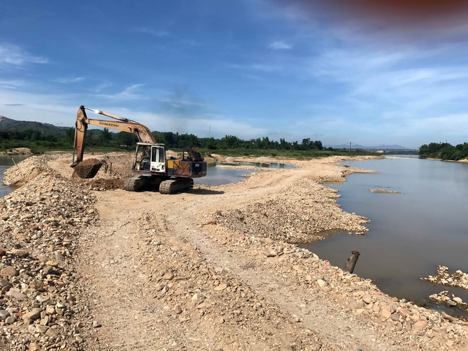 Yêu cầu doanh nghiệp tự ý ngăn sông, hút cát phải khắc phục hậu quả ảnh 1
