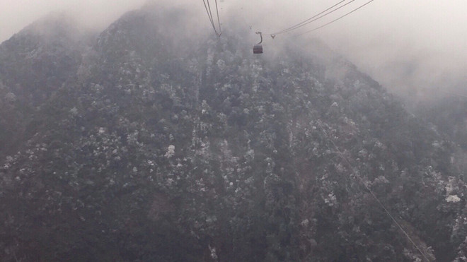 Băng giá phủ trắng núi đồi ở Sa Pa, Bát Xát, nhiệt độ giảm sâu ảnh 3