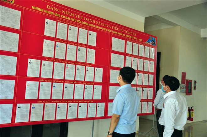 Cử tri Quảng Nam tìm hiểu tiểu sử các ứng cử viên Quốc hội và Hội đồng nhân dân nhiệm kỳ 2021-2026. (Ảnh: Trần Tĩnh/TTXVN) Kịp thời giải quyết các khiếu nại, tố cáo, phản ánh về công tác bầu cử ảnh 2