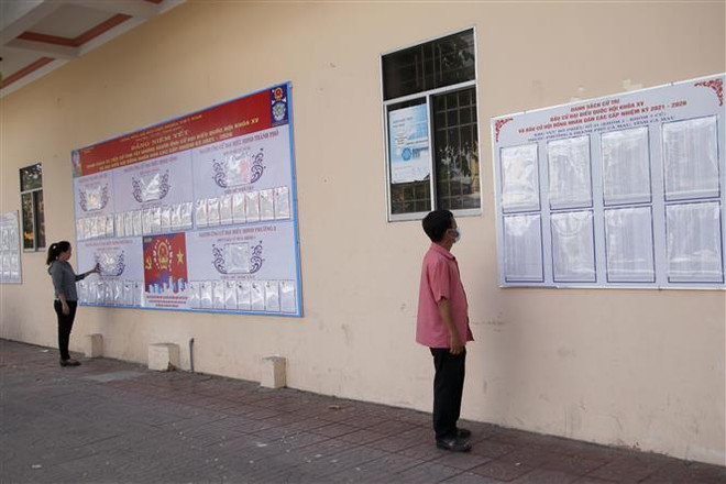 Cử tri phường 2, thành phố Cà Mau xem danh sách, tiểu sử những người ứng cử. (Ảnh: Kim Há/TTXVN) Kịp thời giải quyết các khiếu nại, tố cáo, phản ánh về công tác bầu cử ảnh 1