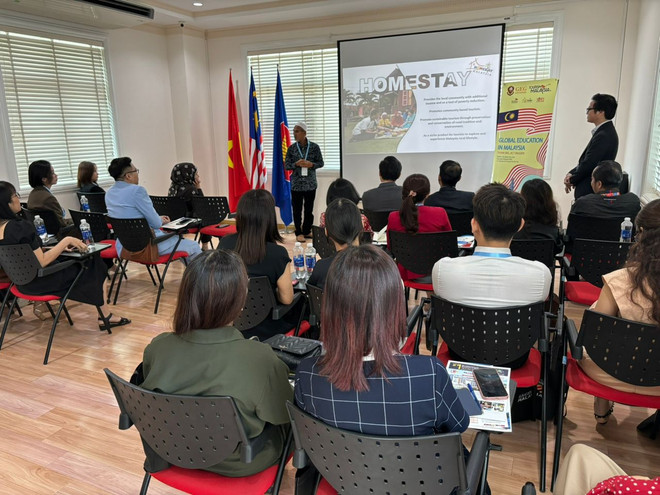 Cơ quan Xúc tiến Du lịch Malaysia tại Việt Nam giới thiệu mô hình du lịch kết hợp giáo dục tại Việt Nam. (Ảnh: CTV/Vietnam+) EDU+6.jpg
