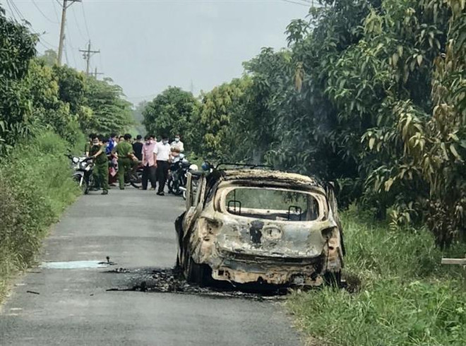 Hiện trường vụ cháy xe taxi khiến một người chết. (Ảnh: TTXVN phát) An Giang: Điều tra vụ cháy xe taxi khiến một người tử vong ảnh 1