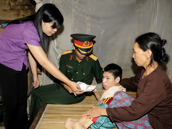 Cựu chiến binh Sư đoàn 304 tri ân Mẹ Việt Nam anh hùng ảnh 1