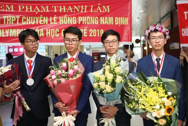Với thành tích hai huy chương vàng và hai huy chương bạc tại Kỳ thi Olympic Hóa học Quốc tế lần thứ 51, Đội tuyển Việt Nam đứng thứ năm, sau Trung Quốc, Hàn Quốc, Nga và Mỹ. (Ảnh: Thanh Tùng/TTXVN) Chàng trai xứ Thanh 'đổi màu huy chương' Olympic Hóa học quốc tế ảnh 2
