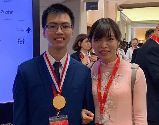 Chí Nguyên cùng cô giáo Mai Châu Phương tại Pháp (Ảnh lấy từ facebook cá nhân của cô giáo Phương) Chàng trai xứ Thanh 'đổi màu huy chương' Olympic Hóa học quốc tế ảnh 1