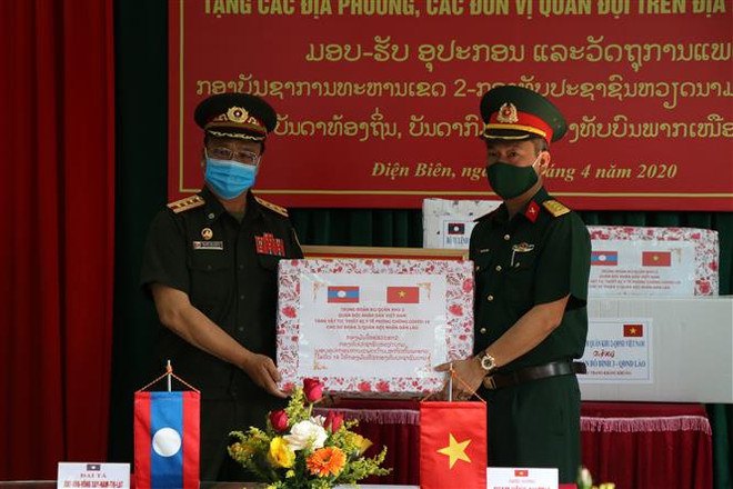 Đại diện lãnh đạo Trung đoàn 82 (Quân khu 2) tặng đơn vị kết nghĩa Sư đoàn Bộ binh 3 Quân đội nhân dân Lào một số vật tư, trang thiết bị y tế phòng chống dịch COVID-19. (Ảnh: Phan Tuấn Anh/TTXVN) Trao tặng thiết bị y tế phòng, chống COVID-19 cho các tỉnh Bắc Lào ảnh 1
