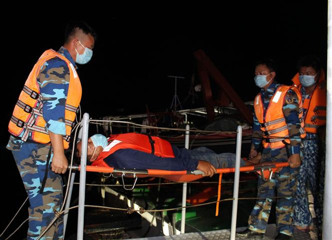 Kiên Giang: Kịp thời cứu một ngư dân bị đột quỵ trên biển ảnh 1