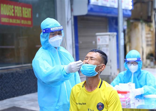 Lấy mẫu xét nghiệm COVID-19. (Nguồn: TTXVN) Tối 30/9, thêm 7.940 ca mắc mới COVID-19 và 25.322 bệnh nhân khỏi bệnh ảnh 1