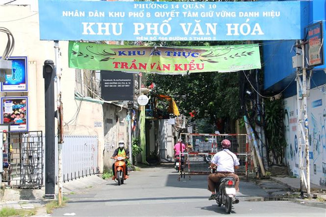 Tháo gỡ rào chắn, trả lại lối đi cho người dân ở hẻm 666 đường 3/2, quận 10, Thành phố Hồ Chí Minh. (Ảnh: Thanh Vũ/TTXVN) Củng cố niềm tin vào chiến thắng trước đại dịch COVID-19 ở TP.HCM ảnh 2