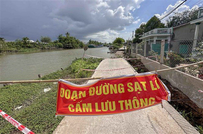 Vụ sạt lở tại phường Thới An Đông, quận Bình Thủy chia cắt giao thông, xe cộ hiện không thể đi chuyển qua đây. (Ảnh: Thanh Liêm/TTXVN) Cần Thơ: Xuất hiện nhiều điểm sạt lở bờ sông, chia cắt giao thông ảnh 1