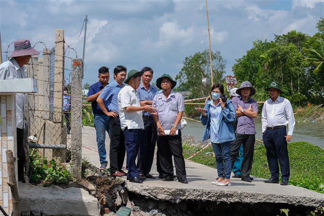 Lãnh đạo thành phố Cần Thơ kiểm tra tình hình sạt lở bờ sông. (Ảnh: Thanh Liêm/TTXVN) Cần Thơ: Xuất hiện nhiều điểm sạt lở bờ sông, chia cắt giao thông ảnh 3