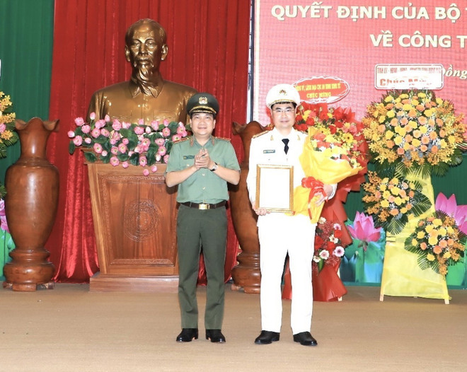 Thiếu tướng Nguyễn Sỹ Quang, Giám đốc Công an tỉnh Đồng Nai trao Quyết định điều động và bổ nhiệm Thượng tá Nguyễn Mạnh Toàn giữ chức Phó Giám đốc Công an tỉnh Đồng Nai. (Ảnh: TTXVN phát) Thượng tá Nguyễn Mạnh Toàn làm Phó Giám đốc Công an tỉnh Đồng Nai ảnh 1
