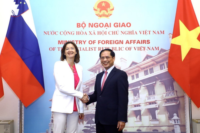 Bộ trưởng Ngoại giao Bùi Thanh Sơn đón Phó Thủ tướng, Bộ trưởng Ngoại giao và Các vấn đề châu Âu Cộng hòa Slovenia Tanja Fajon. (Ảnh: Lâm Khánh/TTXVN) Việt Nam muốn tăng cường quan hệ hợp tác nhiều mặt với Slovenia ảnh 1