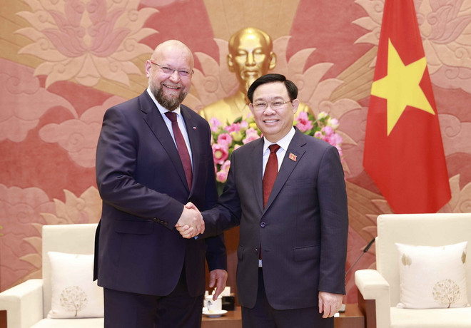 Chủ tịch Quốc hội Vương Đình Huệ tiếp Phó Chủ tịch Hạ viện Séc Jan Bartosek. (Ảnh: Doãn Tấn/TTXVN) Chủ tịch Quốc hội: Việt Nam luôn coi trọng phát triển quan hệ với Séc ảnh 1