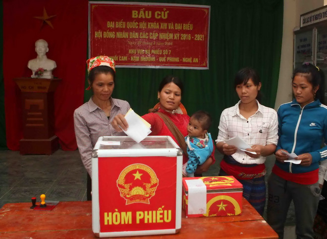 Cử tri người dân tộc Khơ Mú bỏ phiếu tại khu vực bỏ phiếu số 7, bản Huổi Cam, xã Nậm Nhoóng, huyện Quế Phong, Nghệ An. (Ảnh: Thanh Tùng/TTXVN) Công bố kết quả bầu cử đại biểu Hội đồng Nhân dân tỉnh Nghệ An ảnh 1