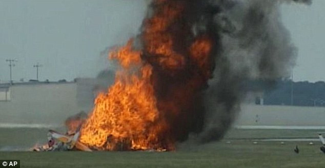 Máy bay chở khách rơi và bốc cháy, 4 người Mexico thiệt mạng ảnh 1