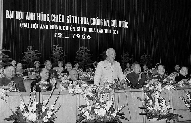 Chủ tịch Hồ Chí Minh nói chuyện tại Đại hội Anh hùng, Chiến sĩ thi đua chống Mỹ, cứu nước (Đại hội Anh hùng, Chiến sĩ thi đua lần thứ IV) diễn ra tại Hà Nội tháng 12/1966. (Ảnh: Tư liệu TTXVN) 50 năm thực hiện Di chúc Bác Hồ: Lời dặn đầu tiên của Bác ảnh 2