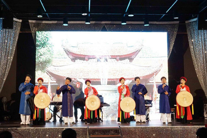 Tiết mục quan họ 'Đến hẹn lại về.' (Ảnh: Hồng Kỳ/Vietnam+) Quan họ Bắc Ninh góp phần bảo tồn, lan tỏa văn hóa dân tộc tại Séc ảnh 1