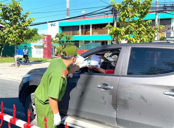 Những 'chiến sỹ' nơi tuyến đầu chống dịch COVID-19 ở Vĩnh Long ảnh 2