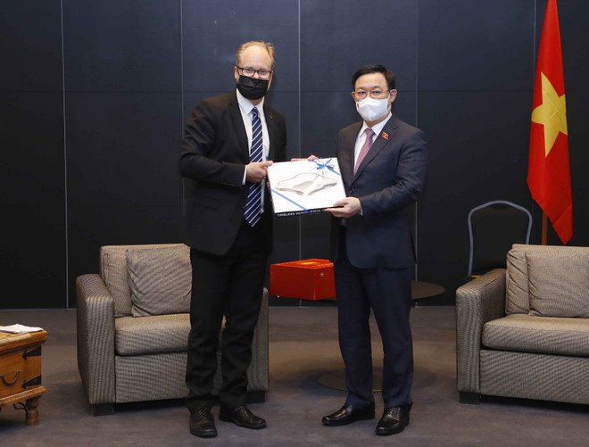 Chủ tịch Quốc hội Vương Đình Huệ tiếp Thị trưởng thành phố Salo ảnh 1