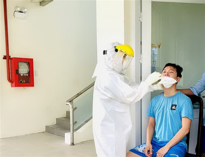 Những 'chiến sỹ' nơi tuyến đầu chống dịch COVID-19 ở Vĩnh Long ảnh 1