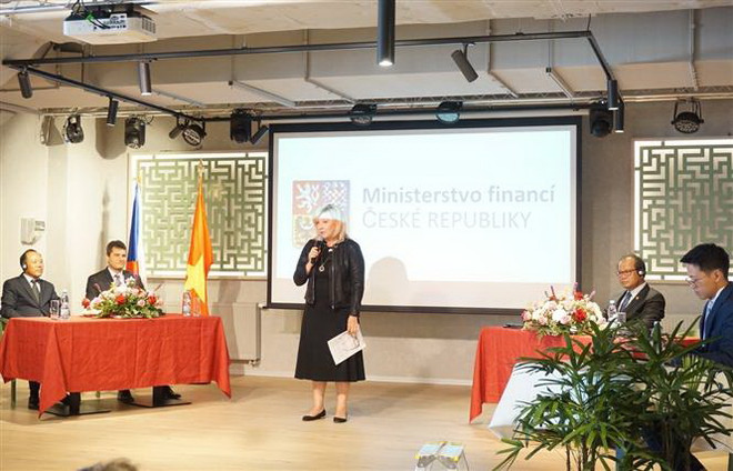 Phó Thủ tướng kiêm Bộ trưởng Tài chính Séc Alena Schillerova phát biểu khai mạc diễn đàn. (Ảnh: Hồng Kỳ/TTXVN) EVFTA tạo động lực thúc đẩy hợp tác kinh tế giữa Việt Nam và Séc ảnh 2