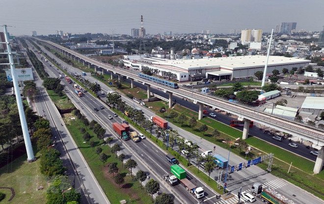 Tàu metro số 1 chạy thử nghiệm đoạn trên cao. (Ảnh: Mạnh Linh/TTXVN) TP.HCM: Tổng Lãnh sự quán Nhật Bản kỷ niệm sinh nhật Nhà vua Naruhito ảnh 3