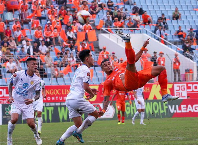Thắng SHB Đà Nẵng, Thép Xanh Nam Định vươn lên vị trí đầu bảng ảnh 1