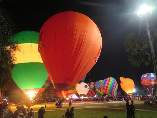 Rực rỡ lễ hội khinh khí cầu, hội hoa đăng rồng lửa tại Kon Tum ảnh 2