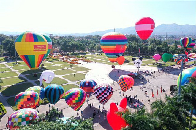 Rực rỡ lễ hội khinh khí cầu, hội hoa đăng rồng lửa tại Kon Tum ảnh 1