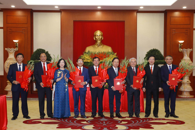 Trao quyết định nghỉ chế độ cho 28 Ủy viên Trung ương Đảng khóa XII ảnh 1